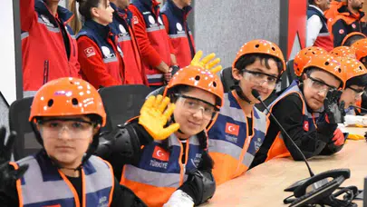 Koltukları devraldılar, kriz masasını yönettiler: Minik öğrencilerden gerçeği aratmayan deprem tatbikatı