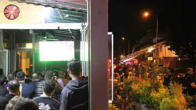 Mahalle alevlere teslim oldu, onlar skora odaklandı: Yangın yerinde şoke eden derbi keyfi