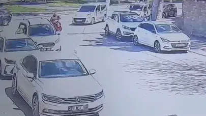 Burdur'da korkutan kaza: Elektrikli bisikletin çarptığı otomobil hurdaya döndü
