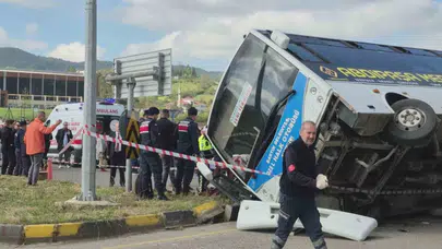 Bartın’da kampüs yolunda dehşet anları: Öğrenci servisi ile otomobil çarpıştı