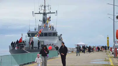 Sinop’ta 23 Nisan heyecanı: Askeri gemiler kapılarını minik ziyaretçilerine açtı
