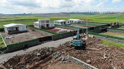 Diyarbakır’da lüks kaçak yapı operasyonu: Mera arazisine kurulan villalar yerle bir edildi