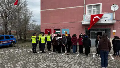Kırşehir’de yeni eğitim yılına duygusal başlangıç: Jandarmadan öğrencilere destek, okul yönetiminden öğretmenlere vefa