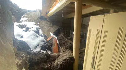 Ardahan'da korkutan çökme: Tonlarca karın ağırlığına dayanamayan dam yerle bir oldu