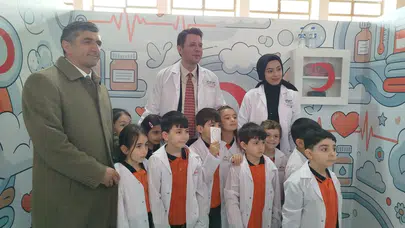 Miniklerin hayalleri gerçek oldu: Kaymakam Kızılgüneş doktor önlüğüyle çocukların dünyasına ortak oldu
