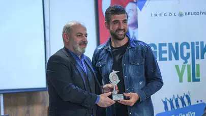 Sadece eldivenleri değil kalemi de konuşturdu: İnegölspor'un yıldızına yılın sporcusu ödülü