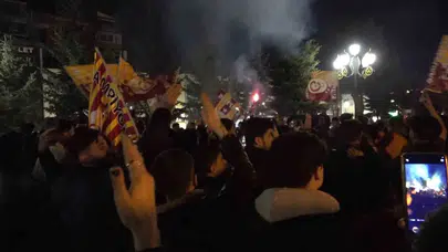 Erzurum'da derbi zaferi sokaklara taştı: Sarı-kırmızılılar şampiyonluk şarkılarıyla yeri göğü inletti