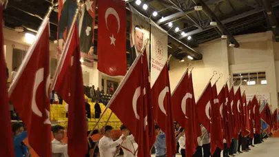 Bitlis’te 23 Nisan coşkusu: Eğitim yuvalarına yapılan saldırılara sert tepki