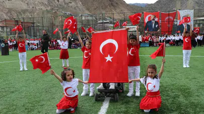 Oltu’da bayram coşkusu: Minikler hünerlerini sergiledi, meydanlar şenlendi