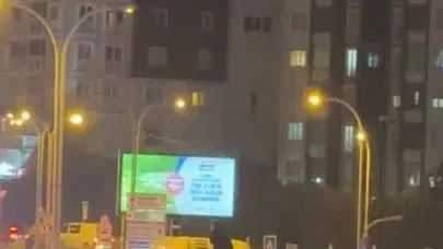 Derbi zaferi Başakşehir’i ayağa kaldırdı: İETT otobüsünün tepesinde tehlikeli kutlama