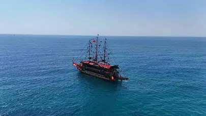 Alanya'da mevsimler şaştı: Bahar biterken yaz coşkusu plajlara taştı