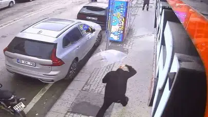 Eskişehir’de dehşet anları kamerada: Yürürken başına cam yağdı