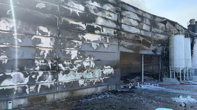 Sincan’da korkutan sabah: Boya fabrikasında alevler gökyüzünü kapladı