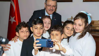 Trabzon'da 23 Nisan sürprizi: Minik başkan koltuğa oturdu, ilk talimatı parklar için verdi