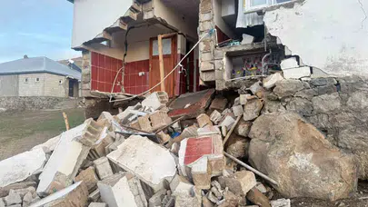 Ağrı’da korkutan sarsıntı: Köy evlerinde çatlaklar oluştu, vatandaşlar sokağa döküldü
