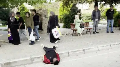 Adana'da yürek burkan manzara: Otobüs durağında sızıp kaldı