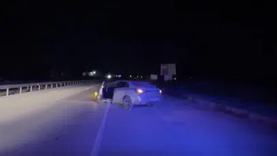 D100 karayolunda korkutan kaza: Bariyerlere çarpan otomobilde 3 kişi yaralandı