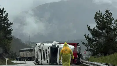 Yağmur kabusu faciaya dönüştü: Kömür yüklü tır bariyerlere çarparak devrildi