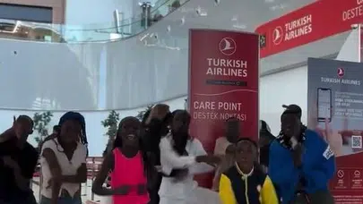 Ugandalı çocuklardan Ay-Yıldızlılara dev destek: İstanbul Havalimanı'nda "Çok Yaşa Türkiye" rüzgarı