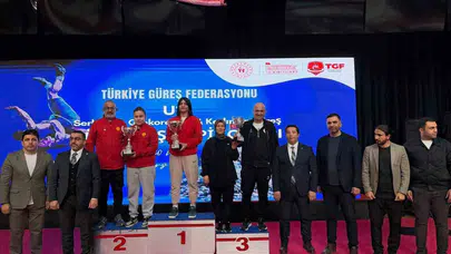 Minderin yeni yıldızları Kars’tan yükseldi: Afyonlu güreşçiler kürsüyü rakiplerine bırakmadı