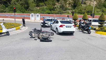 Manavgat'ta kavşak dehşeti: Motosikletli gençler otomobille çarpıştı