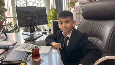 Makam koltuğuna oturan minik müdürden ilk icraat: Teneffüsler uzasın, oyun alanları genişlesin
