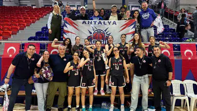 Antalya'nın 20 yıllık basketbol hasreti bitti: Potanın genç perileri Türkiye'ye damga vurdu