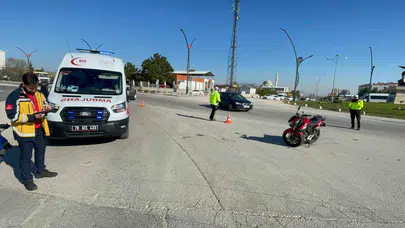 Karaman’da dehşet anları kamerada: Kavşakta motosikletli sürücüye çarptı