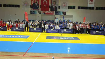 Burhaniye’de spor şöleni: 350 çocuk ekran başından kalkıp sahaya indi