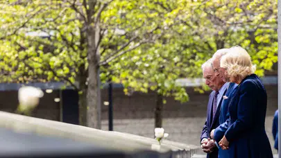Kraliyetten anlamlı ziyaret: III. Charles ve Kraliçe Camilla 11 Eylül kurbanlarını unutmadı