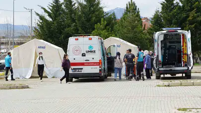Senaryo gereği tabuta girdi: Hastanedeki yangın tatbikatı gerçeği aratmadı