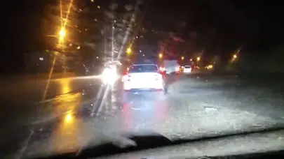 Doğa felaketi ulaşımı kilitledi: Kahta-Diyarbakır yolunda sürücülere zor anlar