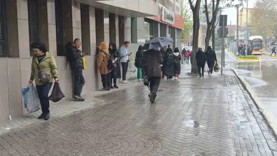 Eskişehir'de gökyüzü bir anda karardı: Hazırlıksız yakalananlar çareyi kaçmakta buldu
