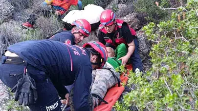 Adana'da gökyüzü keyfi kabusa döndü: Rüzgarlı Tepe'de ağaçlara takılı kaldı