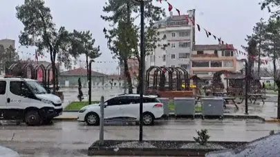 Baharın müjdecisi nisan ayında kıştan kalma görüntüler: Eskişehir beyaza büründü