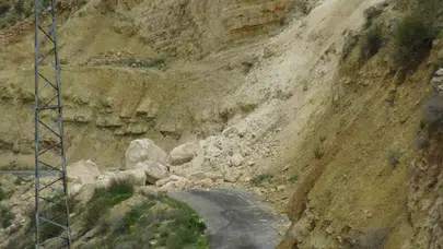 Gercüş’te korku dolu anlar: Dev kayalar yolu yuttu, köy dünyadan izole oldu