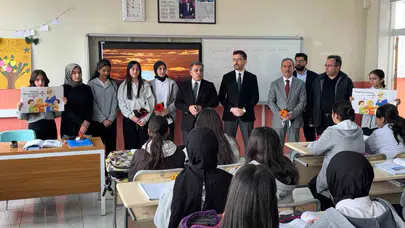 Çaldıran’da anlamlı dayanışma: Öğretmenlere çiçekli moral ziyareti