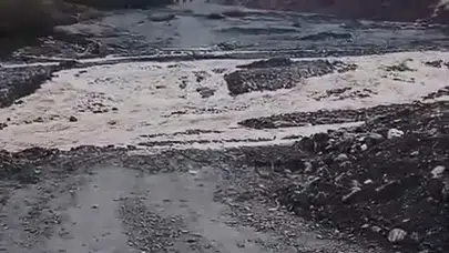 Elazığ’da doğa bir kez daha geçit vermedi: Sel suları yolu yuttu, öğrenciler yolda kaldı