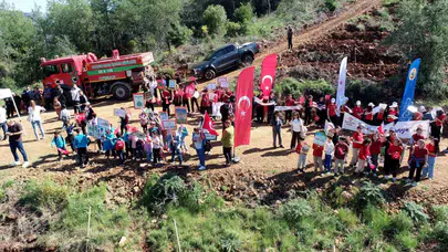 Küçük ellerden büyük umutlar: Ortaca’da kendi yetiştirdikleri fidanları toprağa emanet ettiler