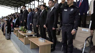 Dicle’de gökyüzü çocukların neşesiyle renklendi: 23 Nisan coşkusu stadyuma taştı
