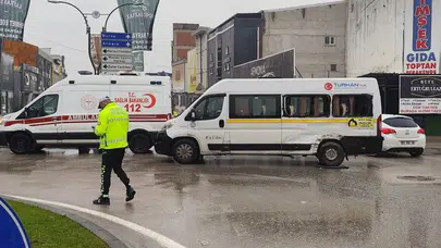 İnegöl'de ortalık savaş alanına döndü: Servis minibüsü ile kamyon çarpıştı, 4 yaralı