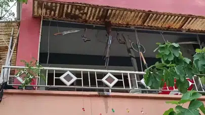 Balkonu cephaneliğe çevirdi: Çamaşır yerine tüfek ve kılıç astı