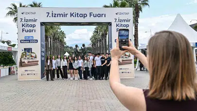 İZKİTAP’ta entelektüel şölen: Bilimin ışığında doğa, edebiyatın gücüyle modern anlatılar