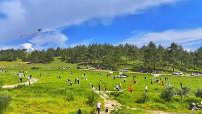 Denizli’de gökyüzü bayram yerine döndü: Çocukların neşesi Pamukkale’yi aştı