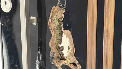 Burdur’da inşaat dehşeti: Kapıları keserle parçalayıp lavaboları dağıttılar