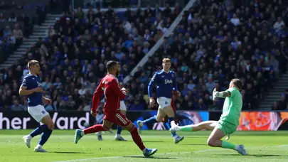 Merseyside derbisinde nefes kesen final: Van Dijk son saniyede hayat verdi