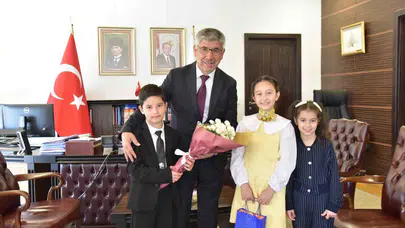 Rektörlük koltuğunda 23 Nisan heyecanı: Minik Ebrar’ın mesajı herkesi duygulandırdı