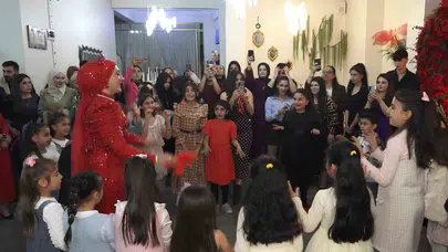 Gelinlikten önce son ders: Öğretmen kına gecesini sınıfına çevirdi