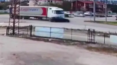 Amasya'da dehşet anları: Tırın altına aldığı otomobili metrelerce sürüklediği kaza kamerada