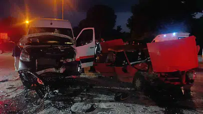Manavgat'ta dehşet anları: Tur minibüsü ile otomobil çarpıştı, güvenlik kamerası o anları kaydetti
